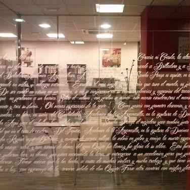 Castrillo Fercas vidrio con textos escritos